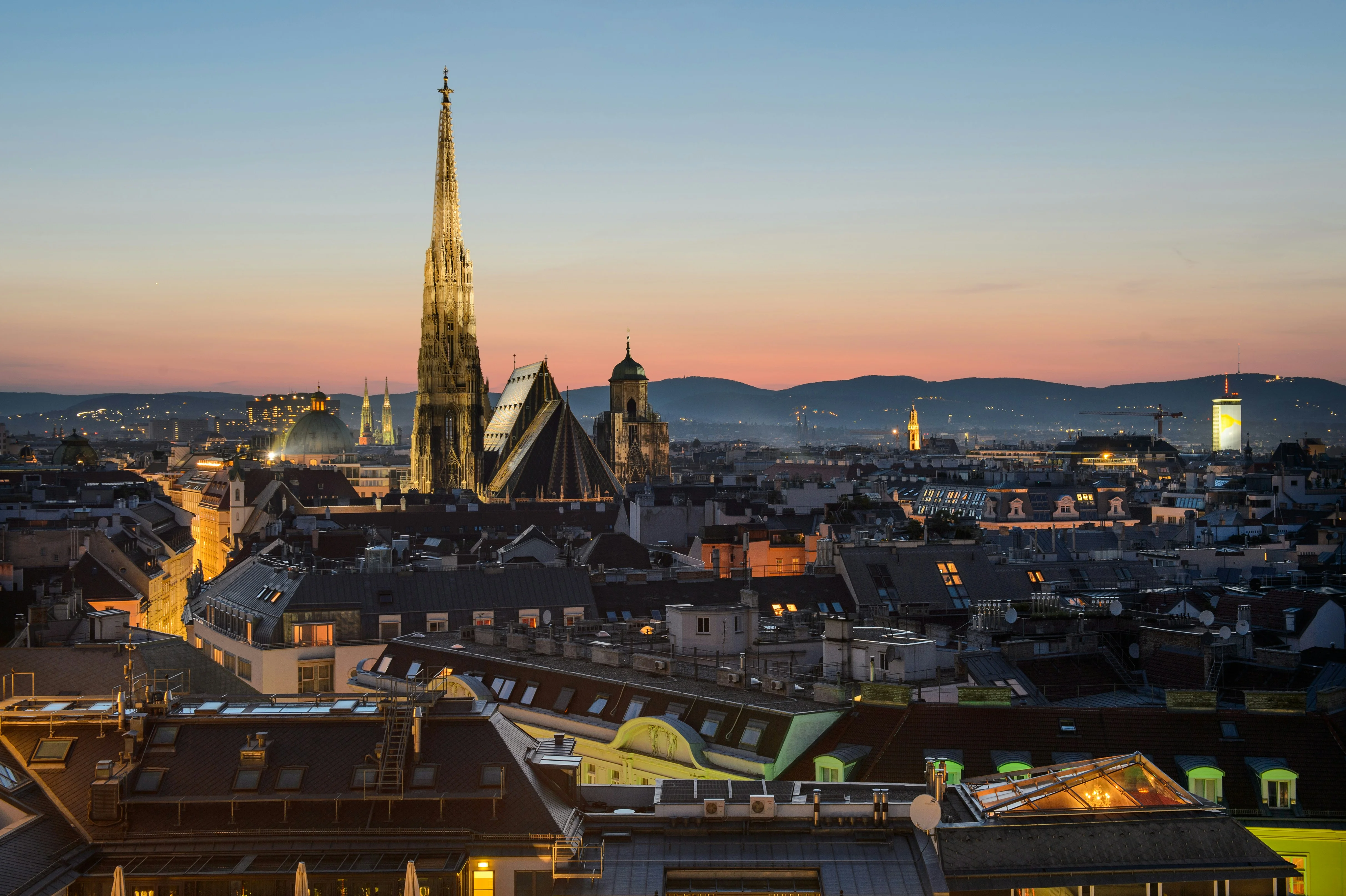 Wiener Skyline bei Abenddämmerung